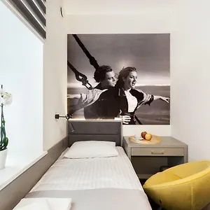 cinema-hostel-apartments.poznan-hotels.com/